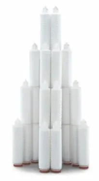 Torre de cilindros de agua blancos apilados en forma de pirámide.