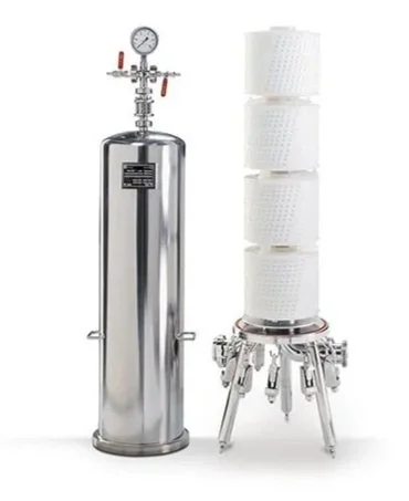 Tres cilindros de acero inoxidable con un sistema de control y un sistema de filtración con muchos tubos y conexiones