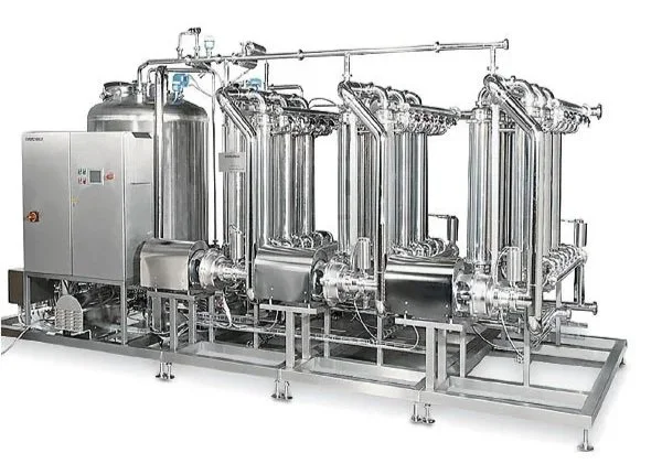 Sistema de procesamiento industrial con tanques y tuberías de acero inoxidable.