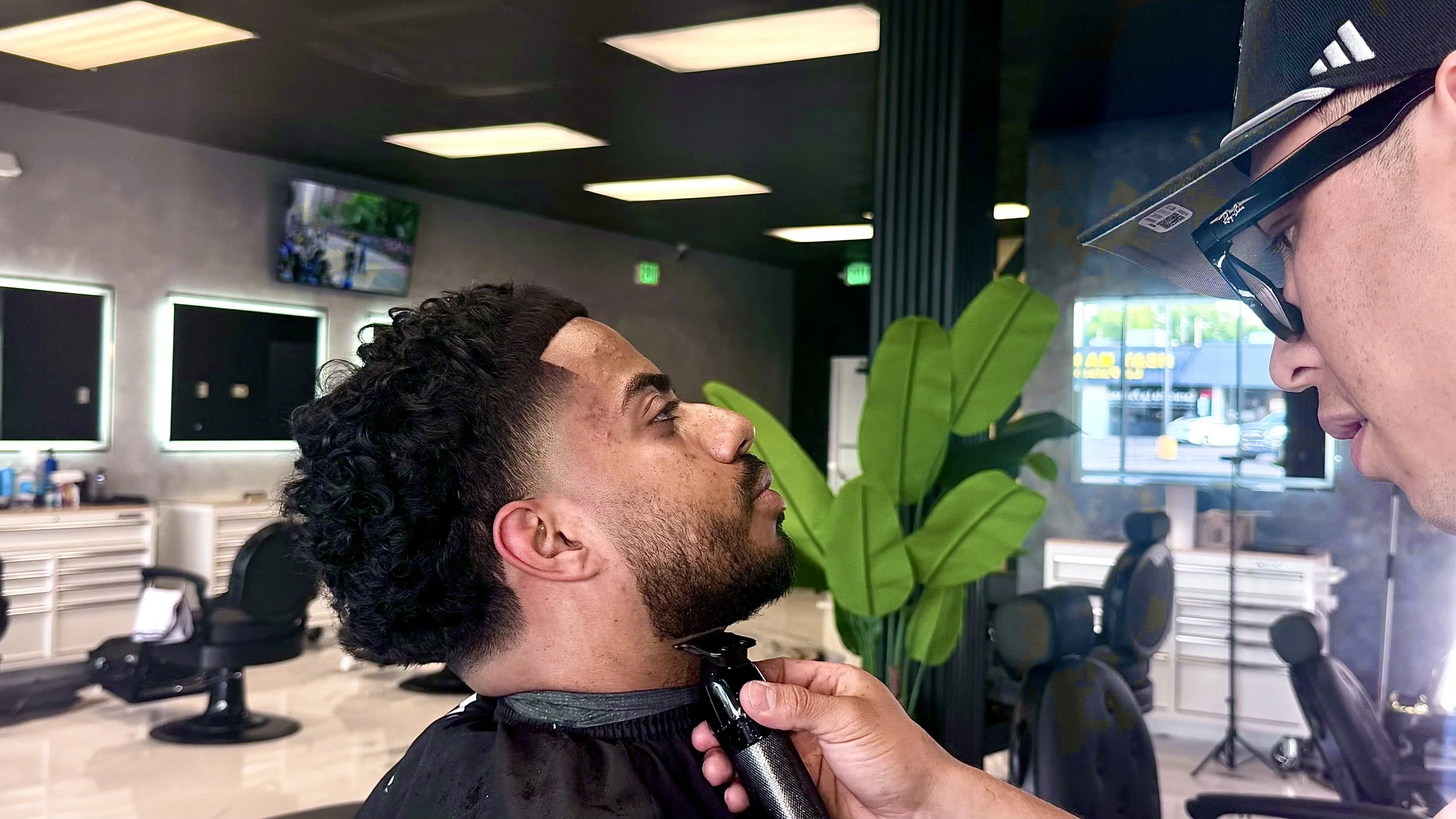 Alex the Barber performing a precision men’s haircut at kNERO’s Styles of Luxury in The Colony, TX. Professional barbershop offering skin fades, beard grooming, tapers, and luxury haircuts for clients from The Colony, Frisco, Plano, and North Dallas.