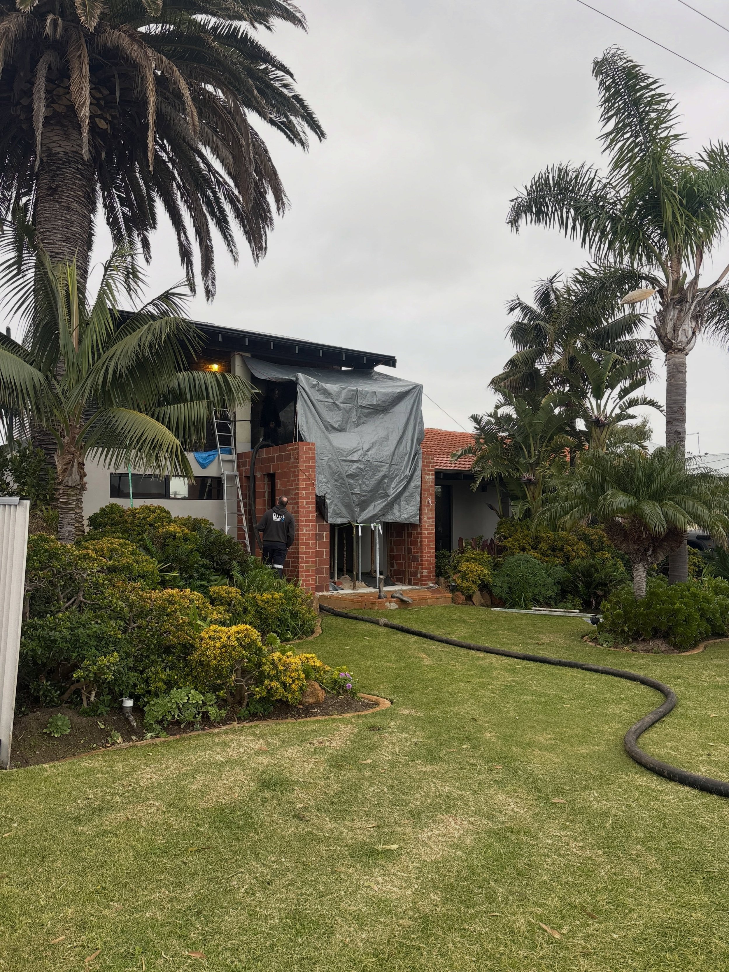 Up and over 🌴 Pumping a suspended slab on the second storey today. &mdash; easily done👌

#concretelinepump #perthconcrete #perthbuilders #perthconcretelinepump #concreteperth