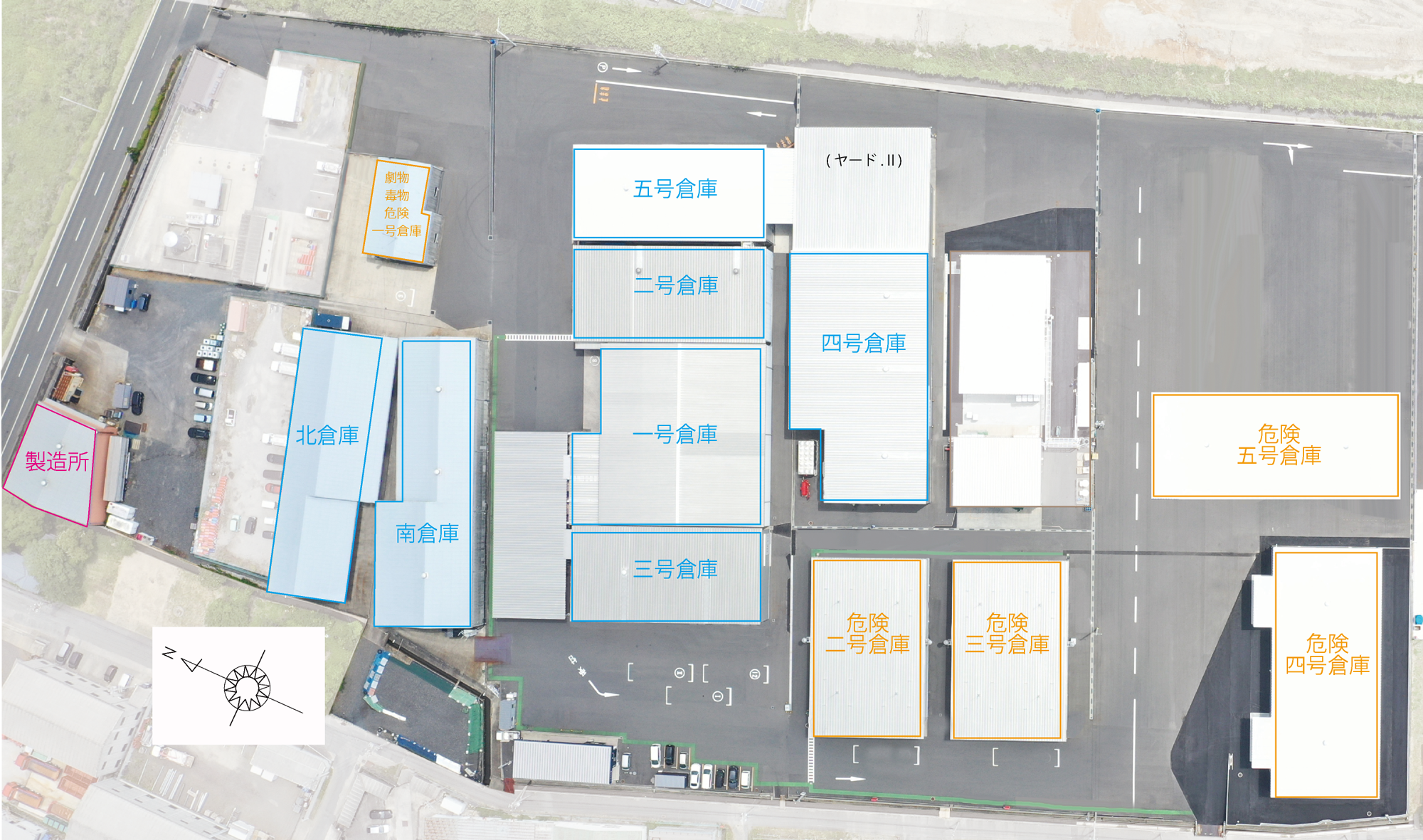 工場の敷地内の見取り図。建物は青とピンクの線で区切られており、それぞれ倉庫や製造所の名称が書かれている。周囲には道路と駐車場が見える。