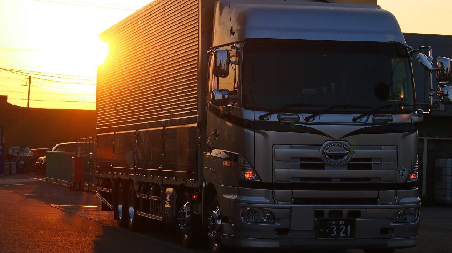 夕焼けの中で駐車している大型トラック