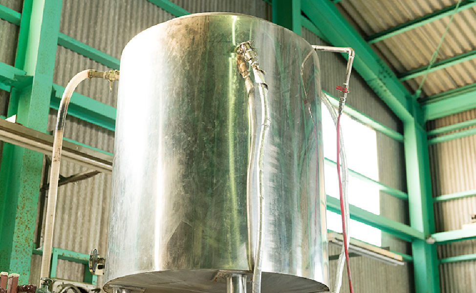 工場の金属製貯蔵タンク
