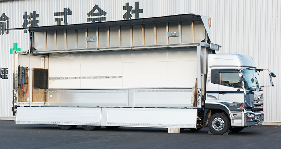 トラックの荷台が開いている工場の外観