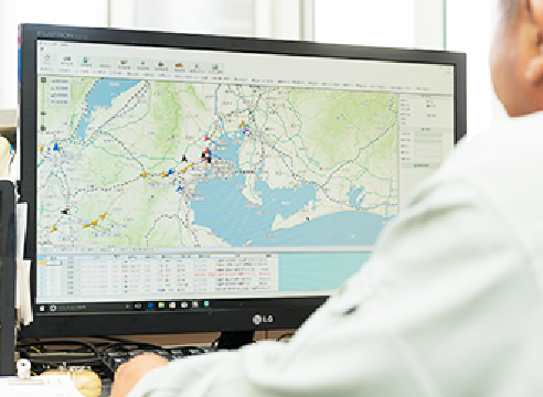 コンピュータスクリーンに地図とデータが表示されている