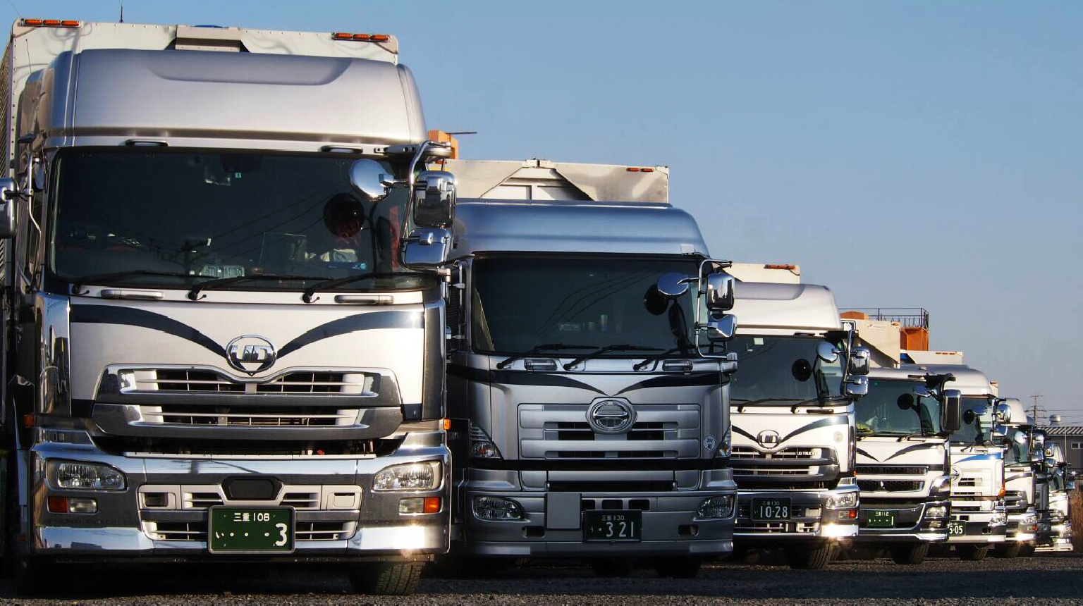 大型のトラックが複数並んで駐車されている様子