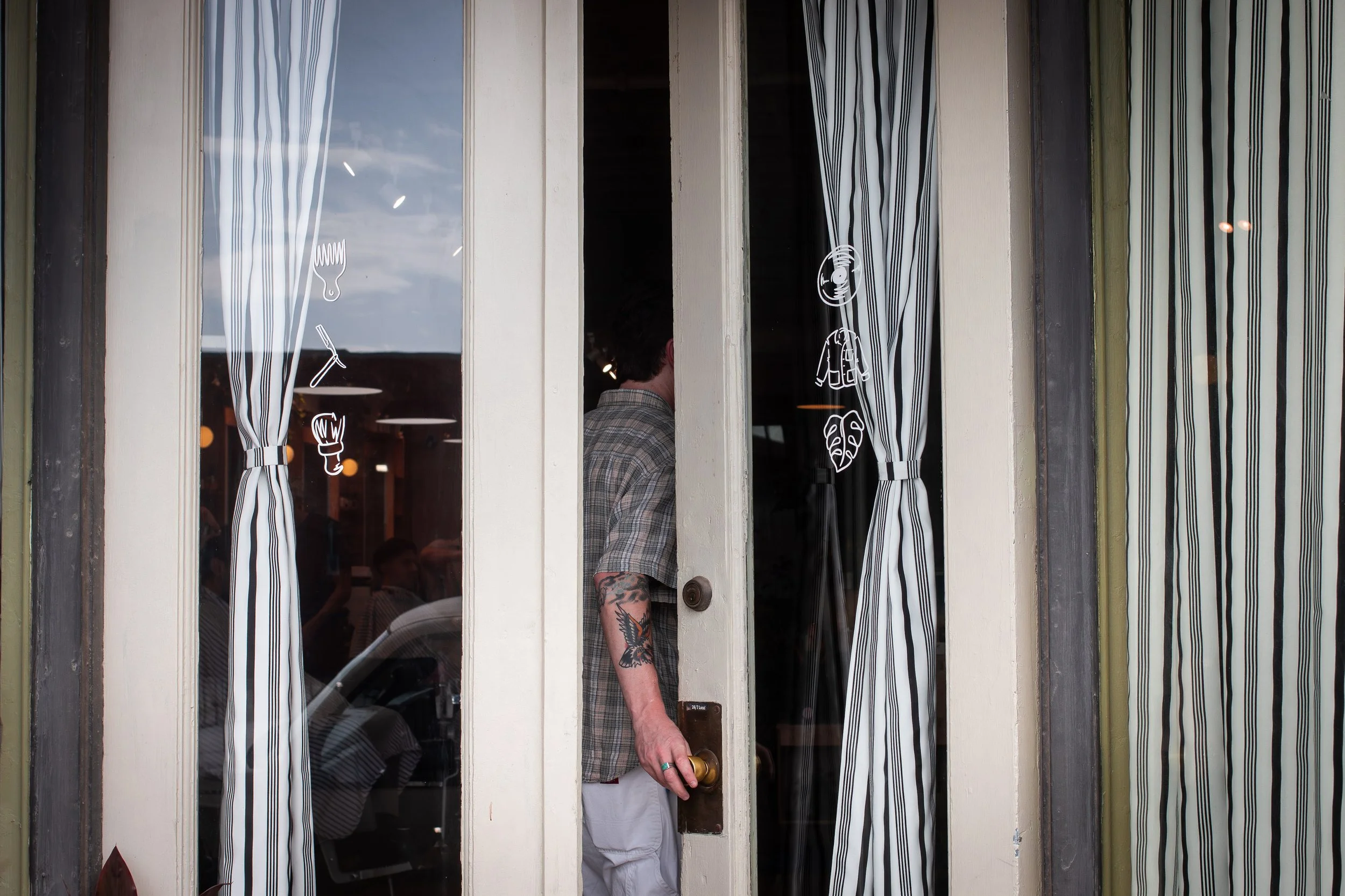FTWBarbershop_Outside_002.jpg