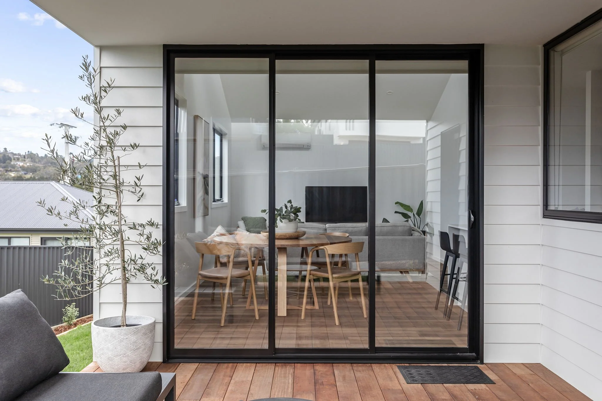 2-web-or-mls-2 4 Leeman Crt, Riverside-02.jpg