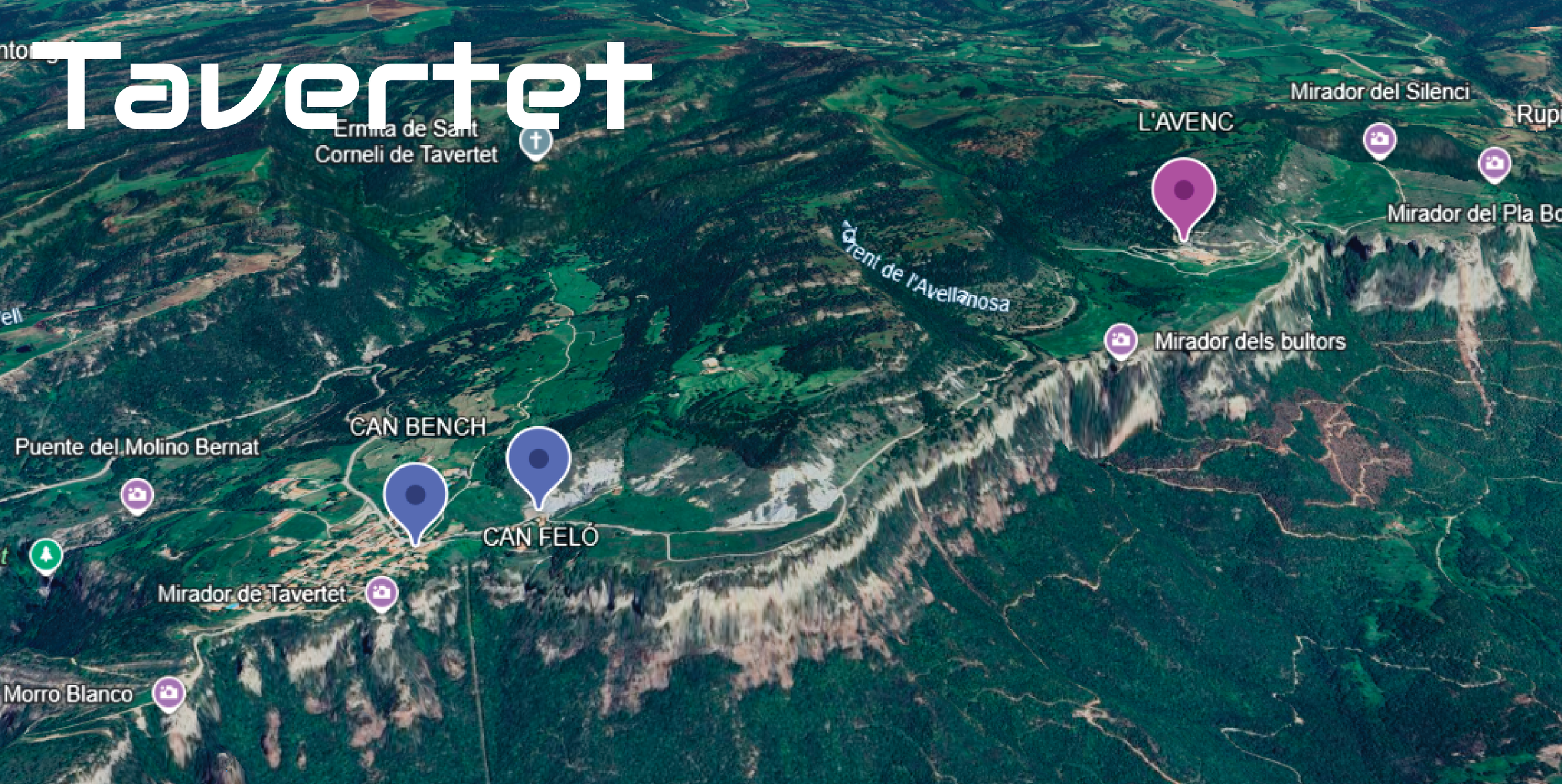 Vista aérea de la región de Tavertet con varias rutas señalizadas, miradores y formaciones rocosas en un paisaje montañoso verde.