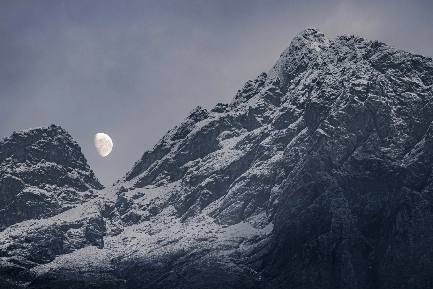 The moon goes to sleep. (Milford Sounds NZ)