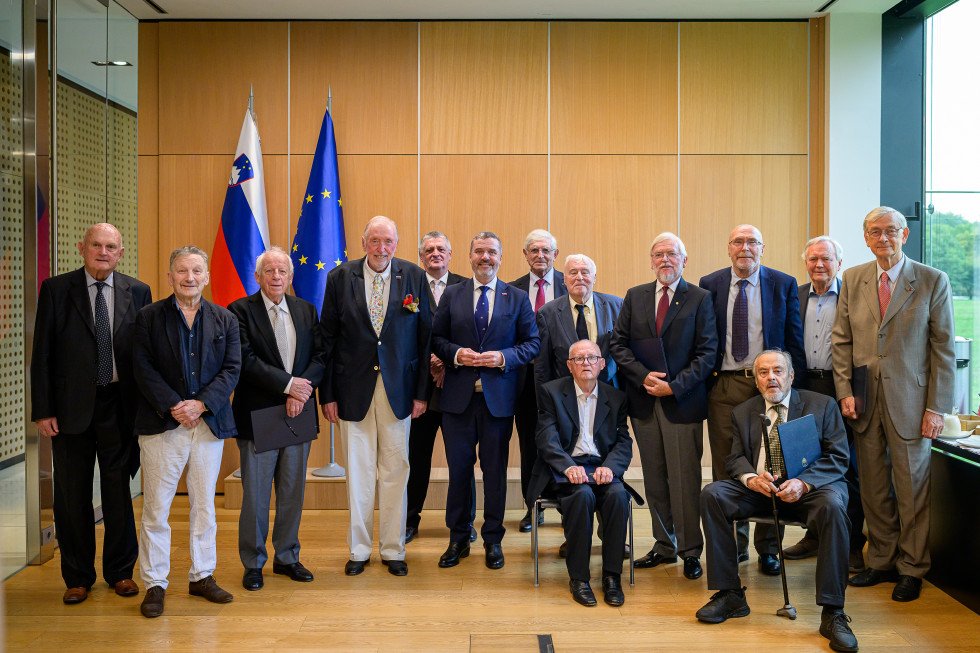 Peter Ilgo med prejemniki priznanj prvim pooblaščencem Republike Slovenije