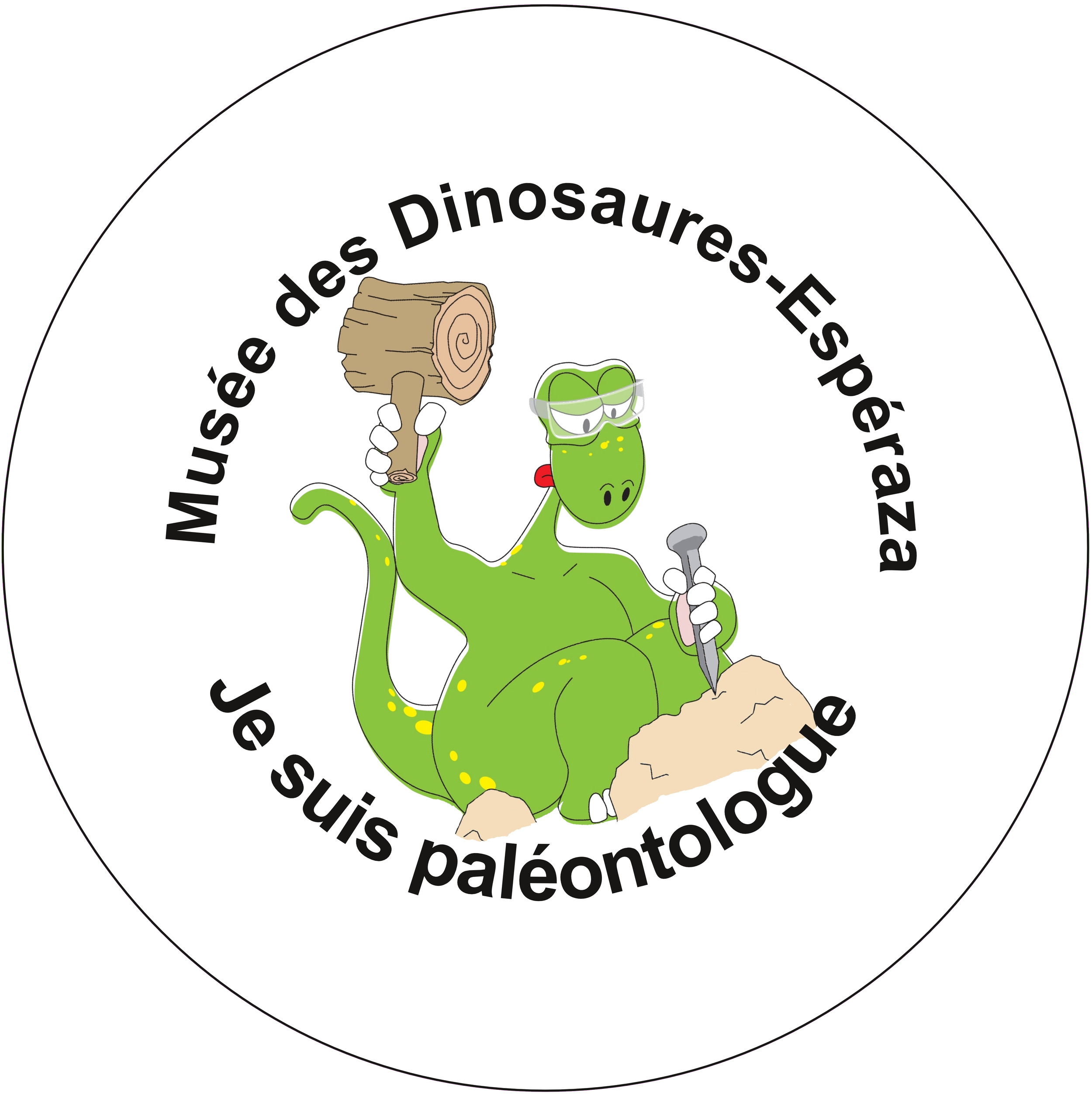 Logo circulaire sur fond violet avec texte en français et dessin d'un dinosaure vert portant des lunettes de protection, tenant une massue en bois, et une pioche à la main, entouré par le texte "Musée des Dinosaures-Espace des Paléontologues".