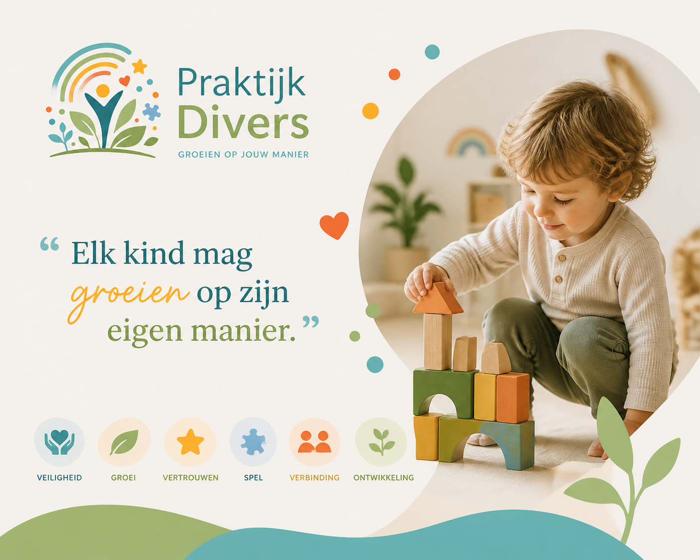 Een jonge jongen speelt met houten blokken in een lichte kamer met planten en een rainbow decor in de achtergrond.