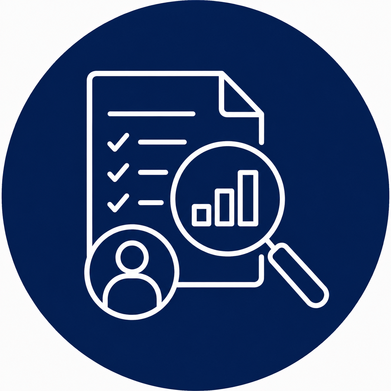 Symbolbild für Datenanalyse und Berichtstudie mit einer Checkliste, einer Personensilhouette, einer Lupe, die auf einen Diagrammbalken zeigt, auf blauem Hintergrund.