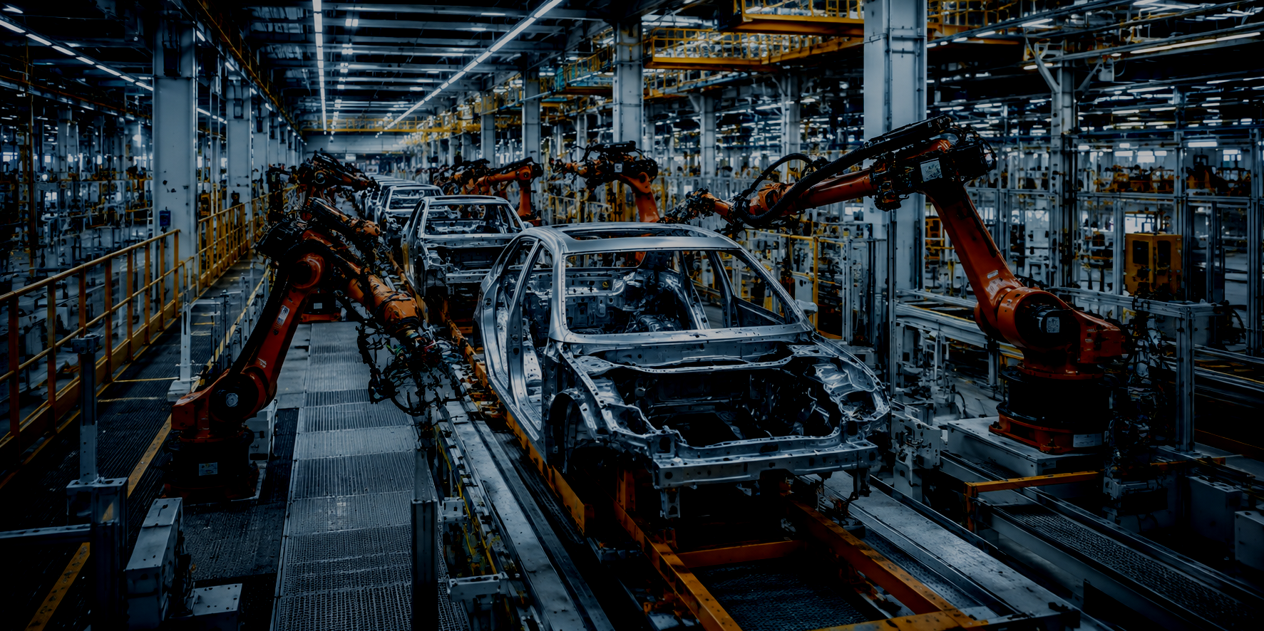 Automobilmontagehalle mit roten Robotern, die Autokarosserien zusammenbauen.
