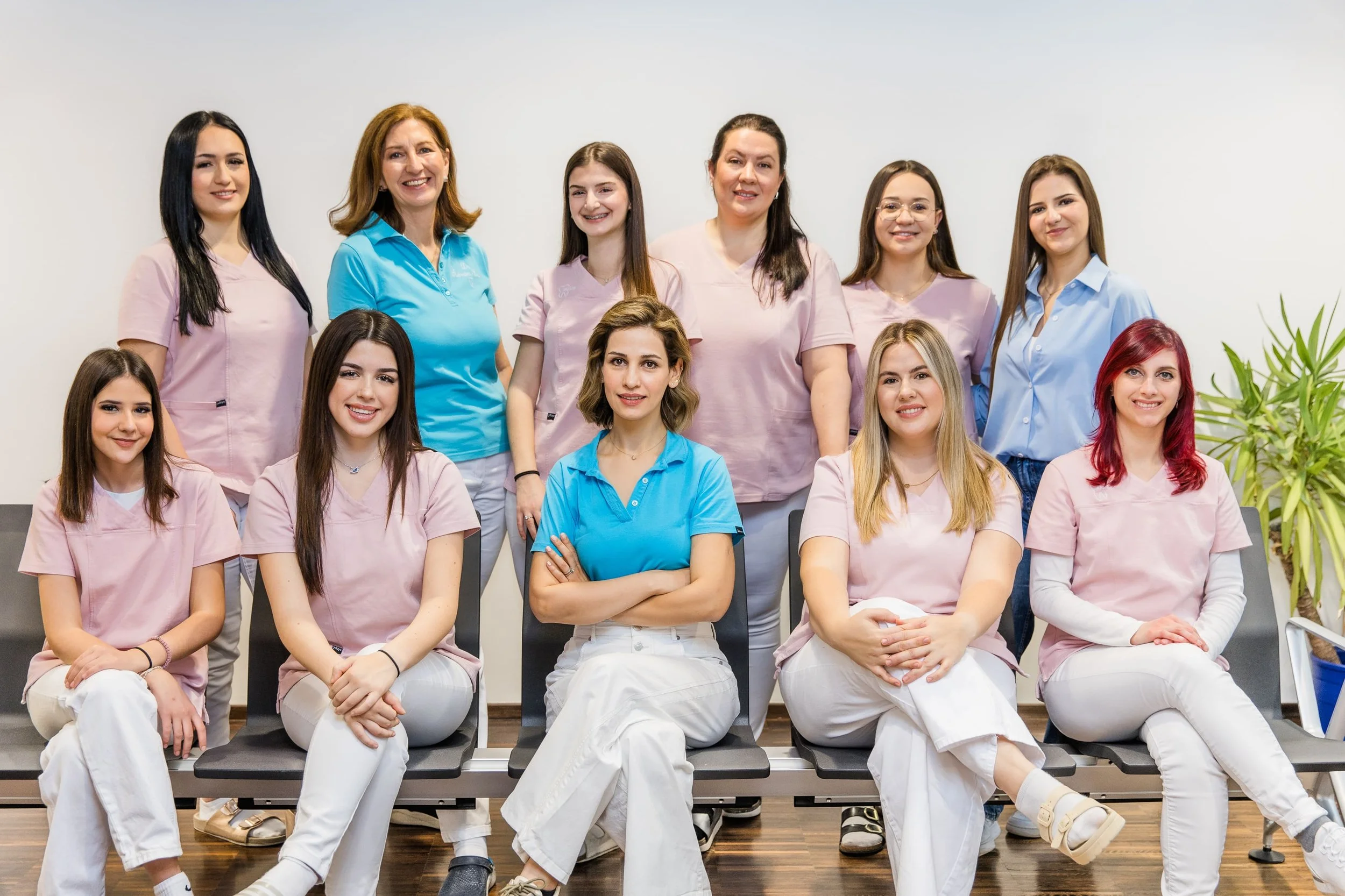 Das Team von der der kieferorthopädischen Praxis Smile with us.