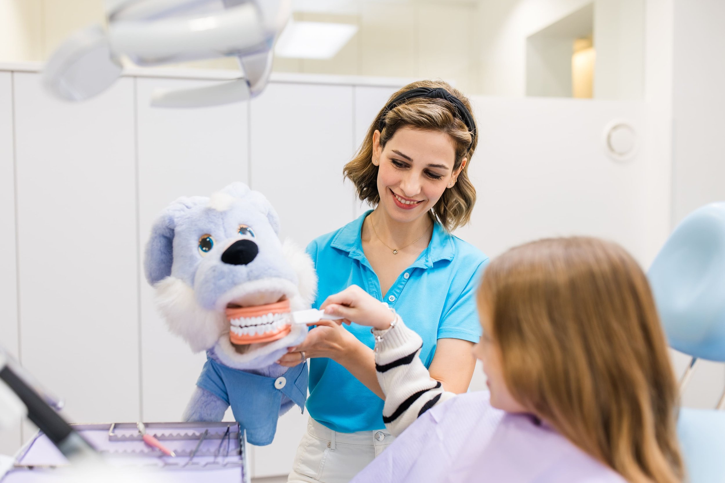 Dr.  Pour mit junger Patientin