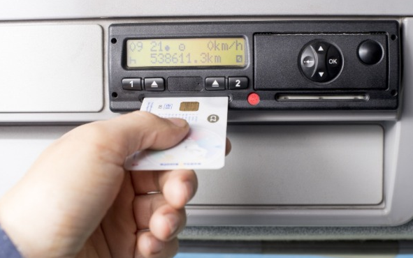DO SPLITTER VANS REQUIRE TACHOGRAPHS AND OPERATOR LICENCES?