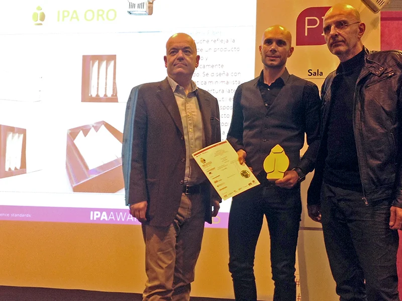 Ferran Esbrí y Albert Díaz de Durero Packaging,&nbsp;recogiendo el Premio Ipa 2015 por el estuche Pro-Fiber de L'Oréal.