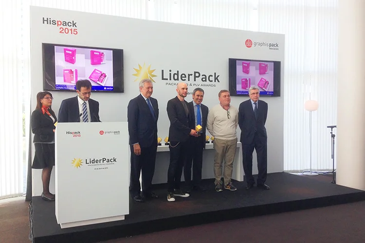 Albert Díaz, responsable del departamento creativo de Durero Packaging acompañado de Joan Llorca de Gràfic&nbsp;House&nbsp;recibiendo el premio por el estuche Bella Aurora Perfect Tone.