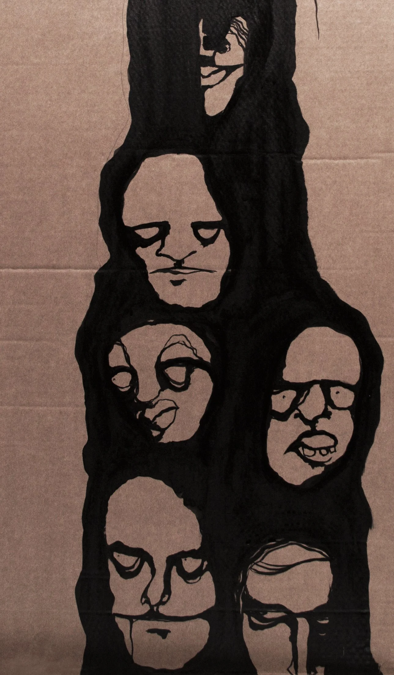 Une illustration de plusieurs visages dessinés en noir, empilés verticalement, avec divers styles et expressions, sur un fond en carton brun.