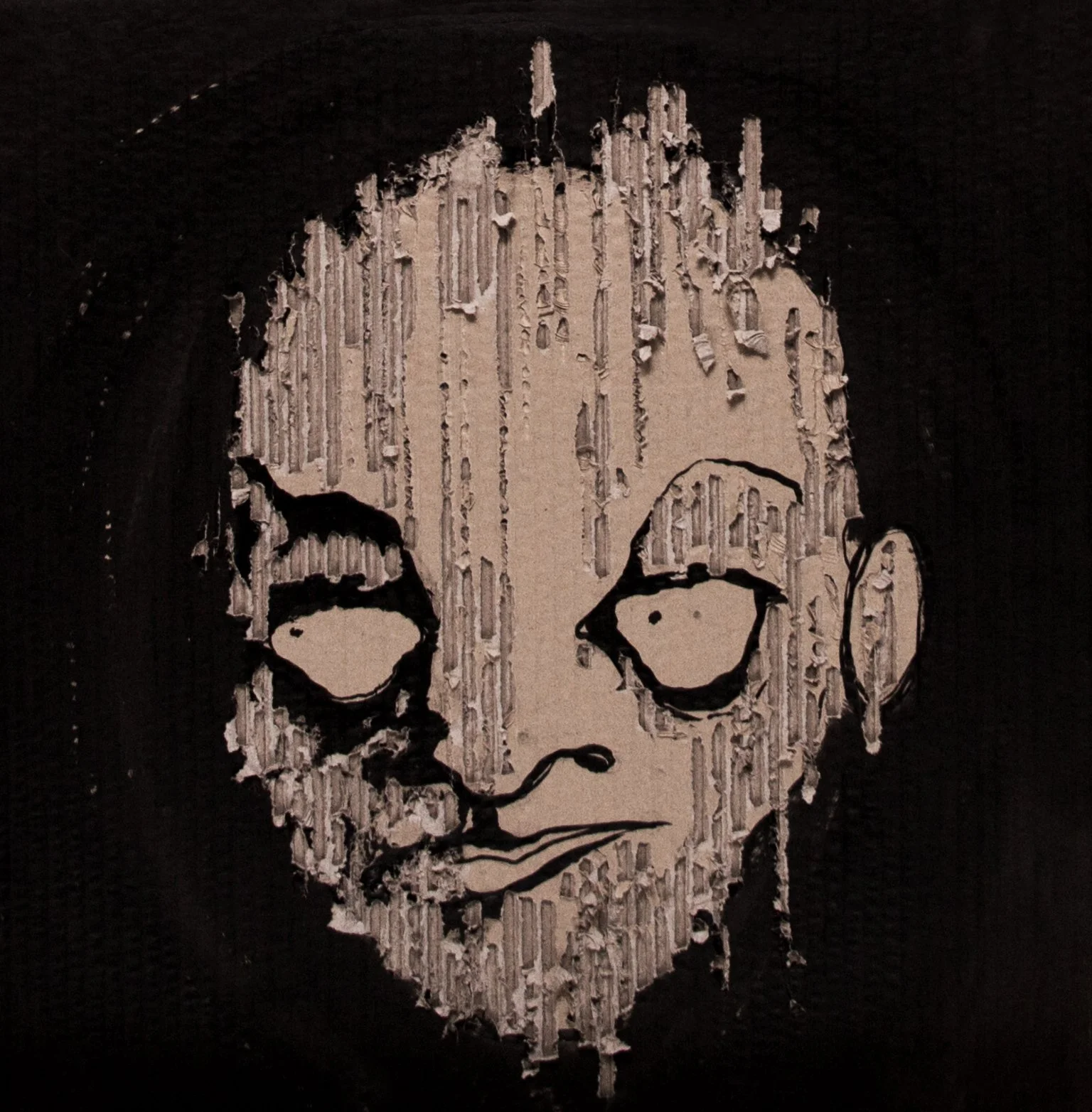 Un portrait de visage humain, où seules les lunettes et la forme de la tête sont visibles, est illustré avec une texture de ruines ou de débris sur le visage.
