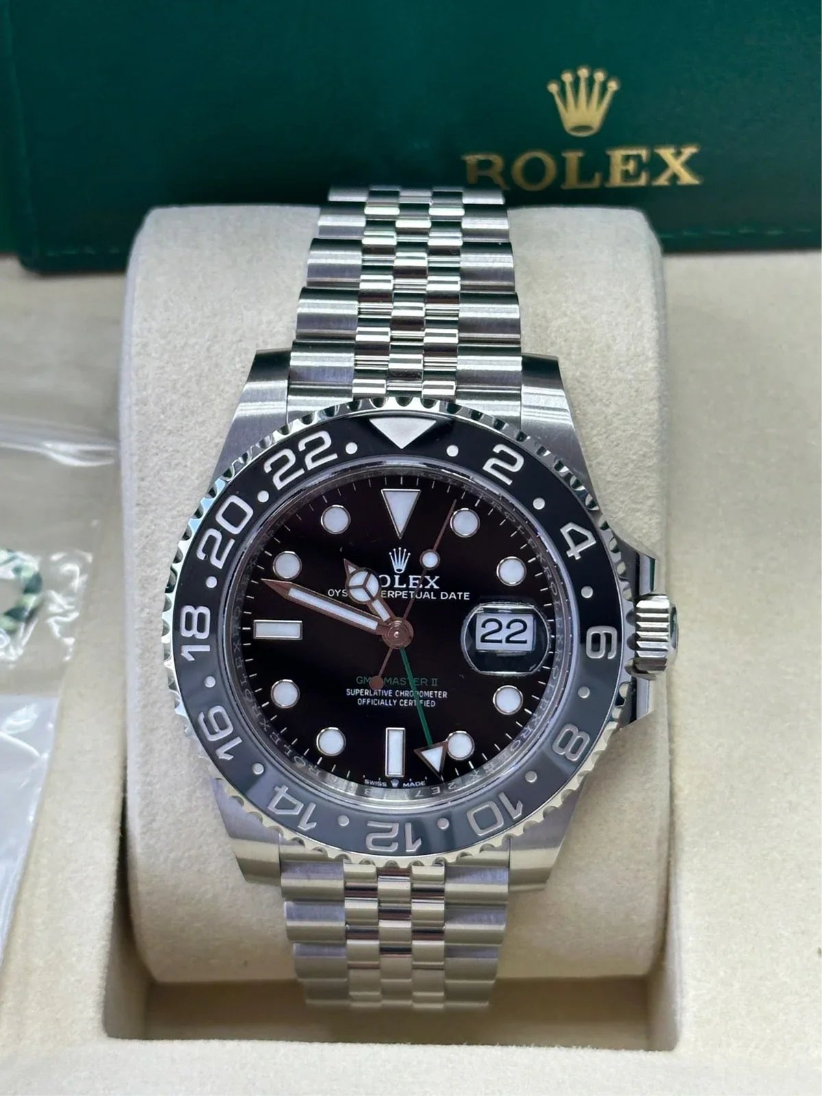 Rolex_GMT-Master_II_Bruce_Wayne_40mm_Black_Dial_Black_Bezel_Jubilee_Bracelet-5885-1.jpg.webp