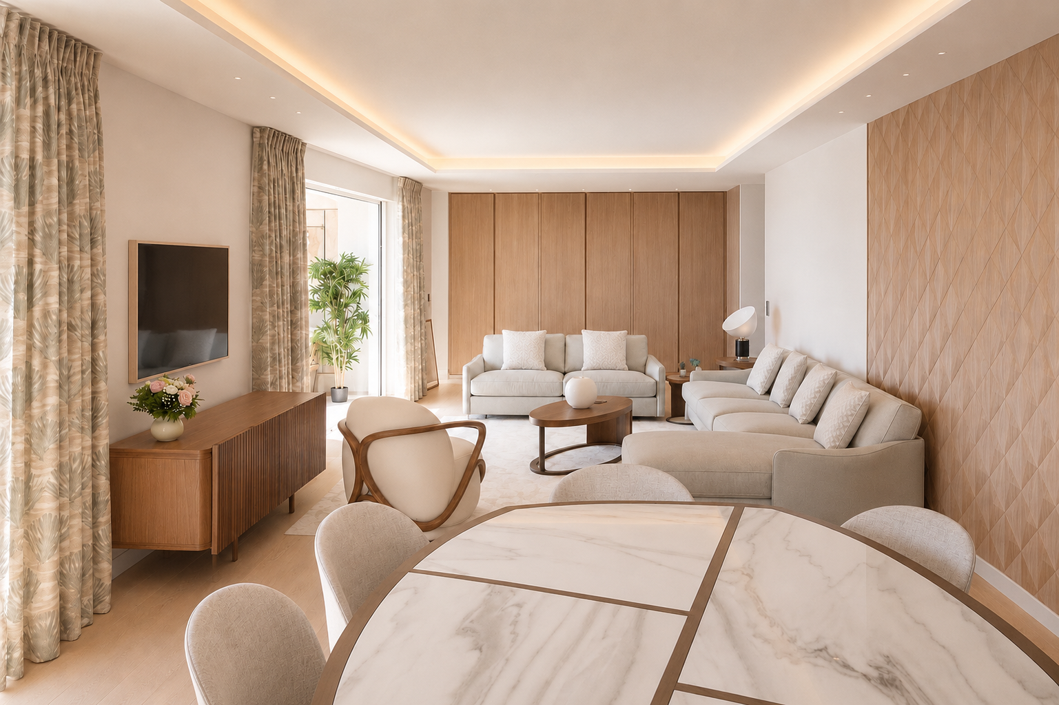 Salon ouvert avec canapés beige, fauteuils en bois et tissu crème, salle à manger avec table ronde et chaises blanches, cuisine en bois avec appareils encastrés, fenêtre avec rideaux à motifs, porte-fenêtre menant à un balcon lumineux.