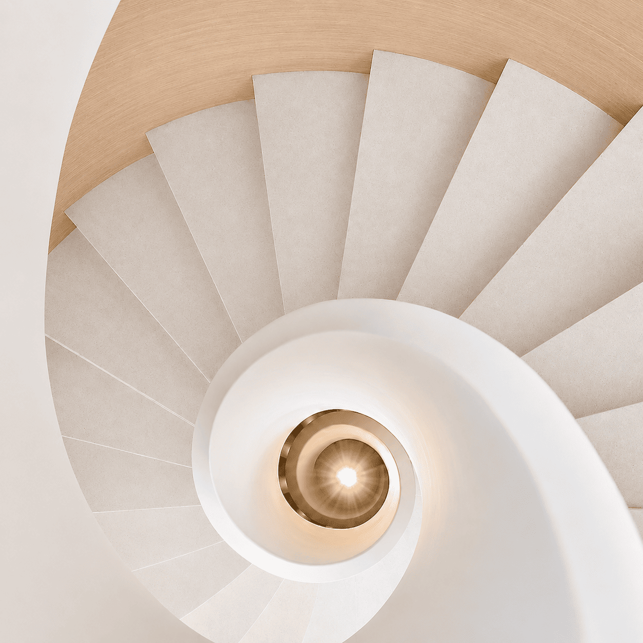 Vue du haut d'une cage d'escalier tournante avec marches blanches, bois clair et lumière au centre, vue en spirale.
