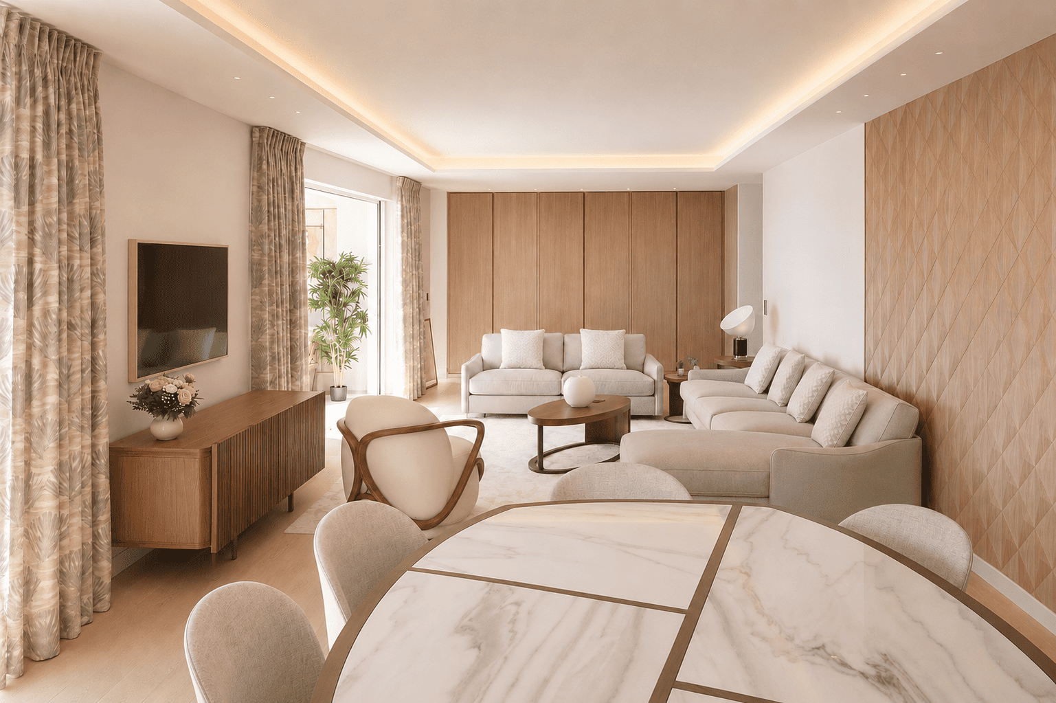 Salon moderne avec canapés beige, table basse en bois, mur en bois clair, grande fenêtre avec rideaux à motifs et télévision murale