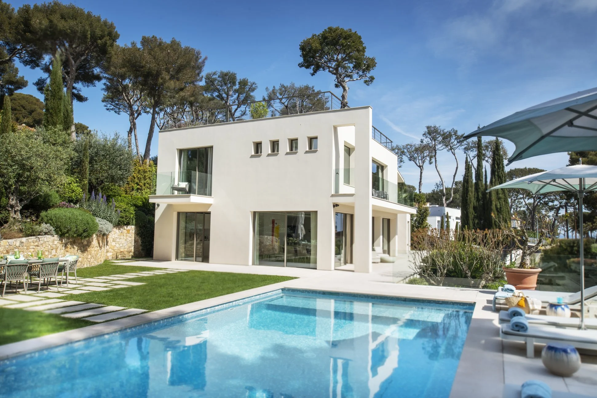 Villa BY 19
Type de projet: Rénovation et construction neuve 
Localisation: Cap d’Antibes 
Surface: 380 m2 
Terrain: 1 700 m2
