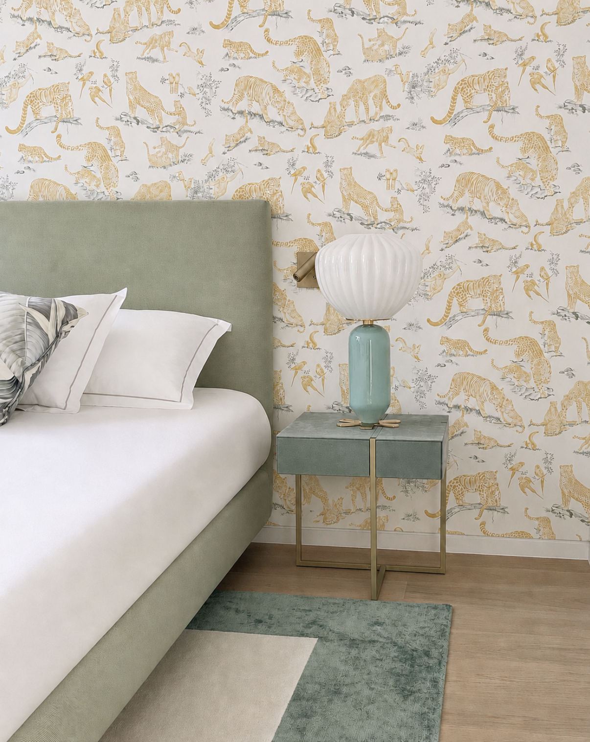 Chambre avec mur à motif d'animaux sauvages en jaune et gris, lit avec tête de lit vert, lampe de table bleue et blanche, tapis vert et beige.
