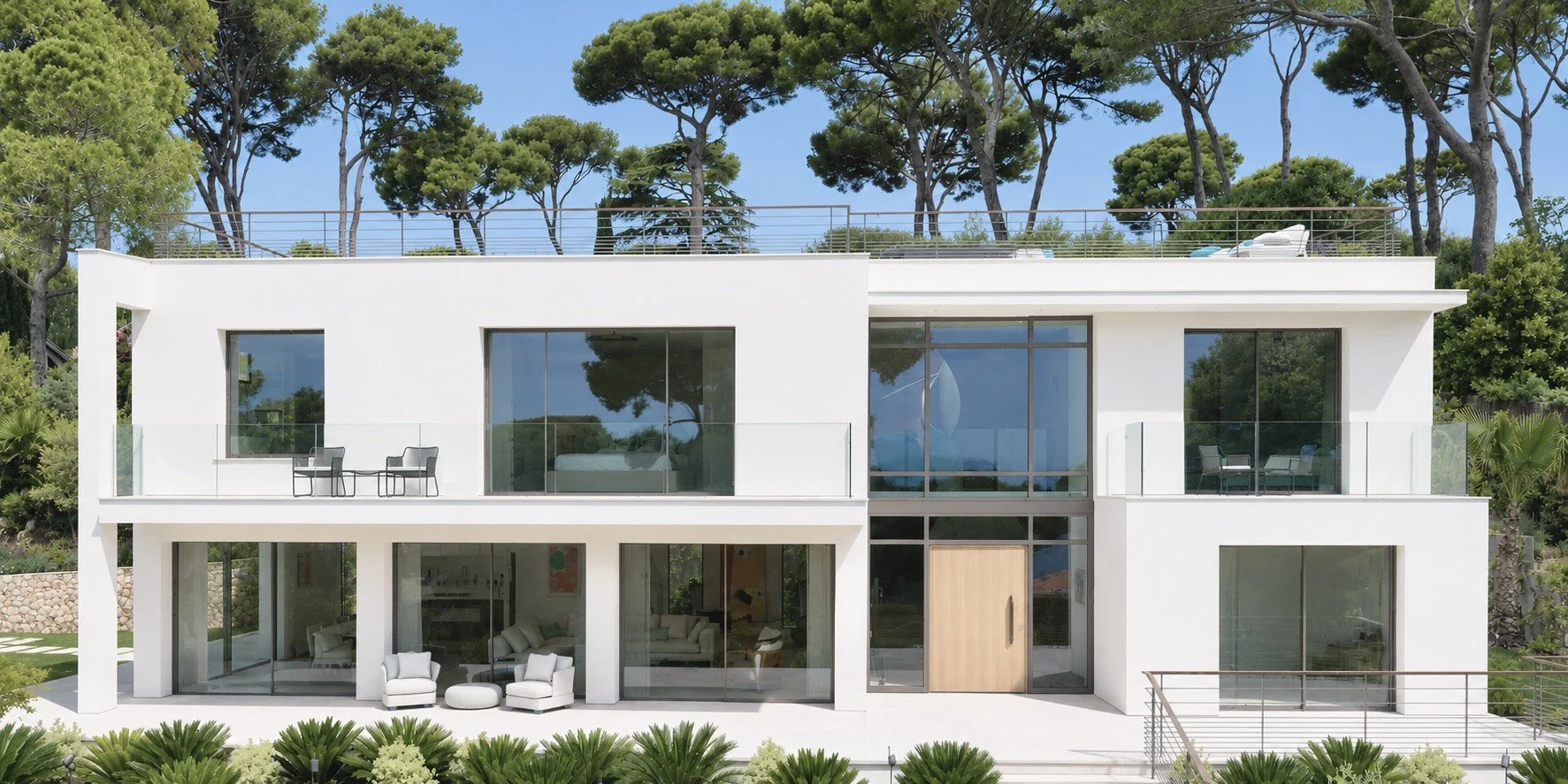 Maison moderne blanche à deux étages avec grandes fenêtres et balcons, entourée de verdure et de grands arbres.