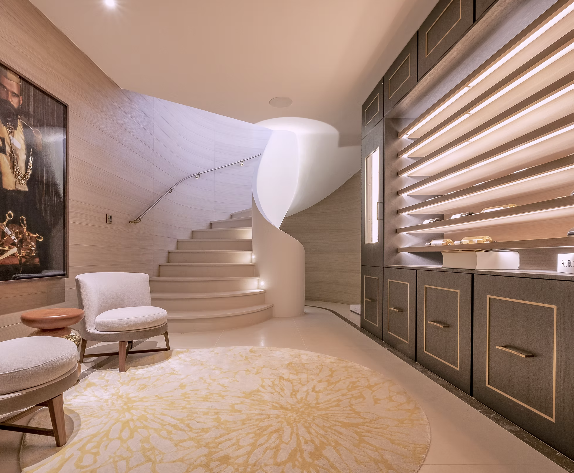 Un intérieur contemporain avec escalier en colimaçon blanc, mur en bois clair, écran de télévision mural encadré, mobilier en beige et gris, tapis beige et jaune, éclairage moderne