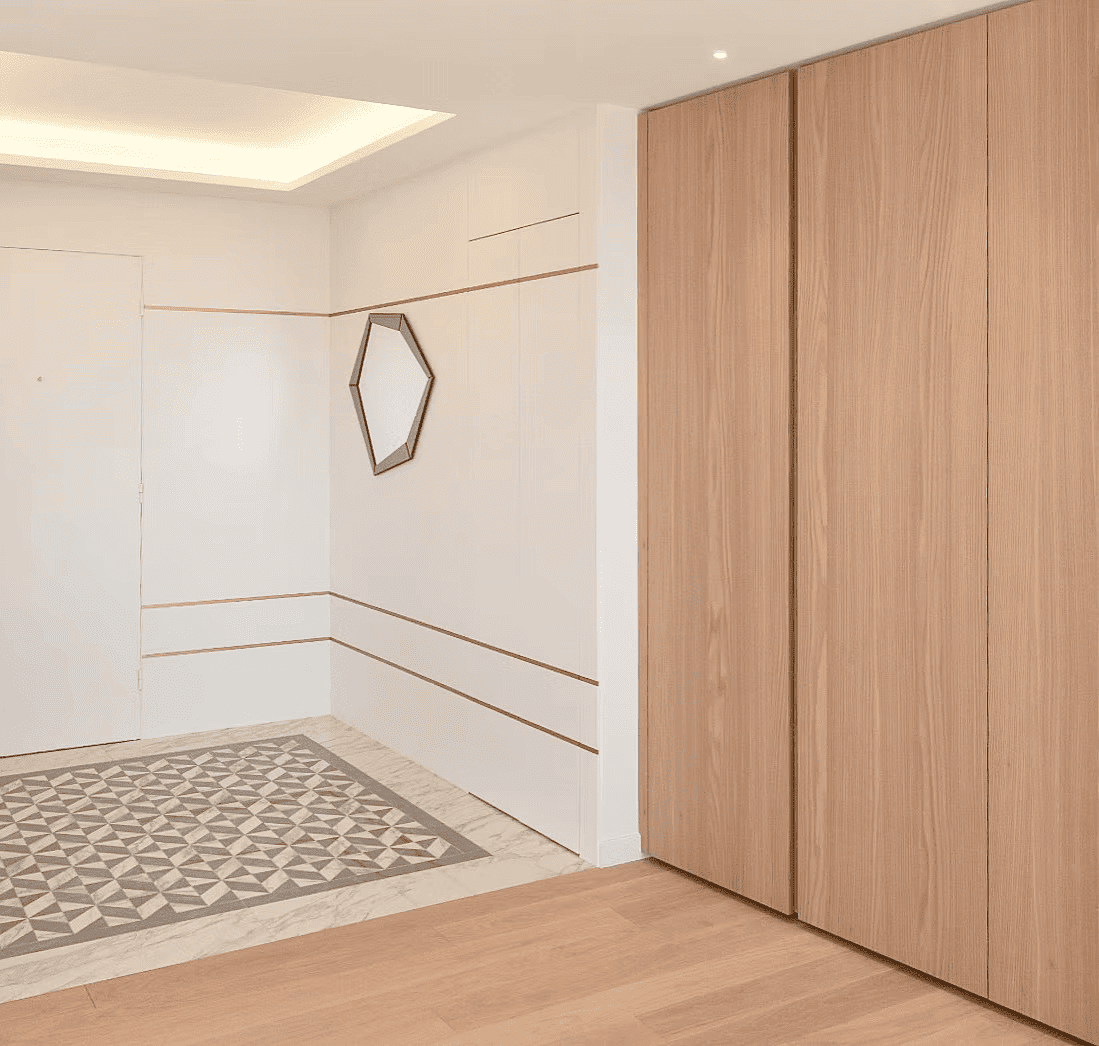 Intérieur moderne avec mur blanc, miroir hexagonal, et placards en bois