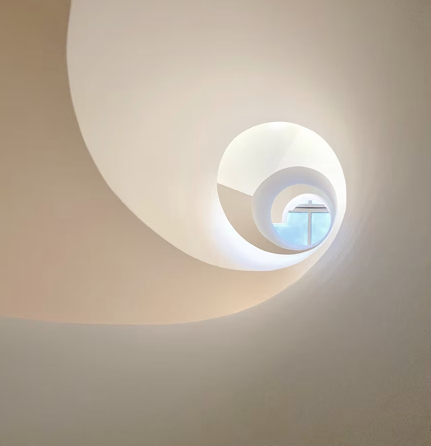 Vue en spirale d'une fenêtre au centre d'un escalier en colimaçon