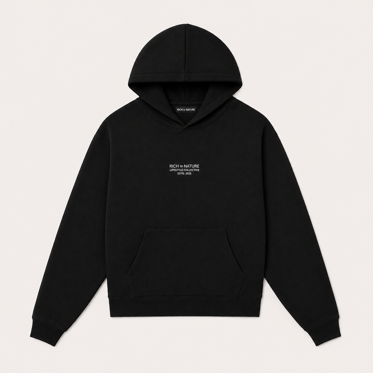 Svart hoodie med tekst på brystet.