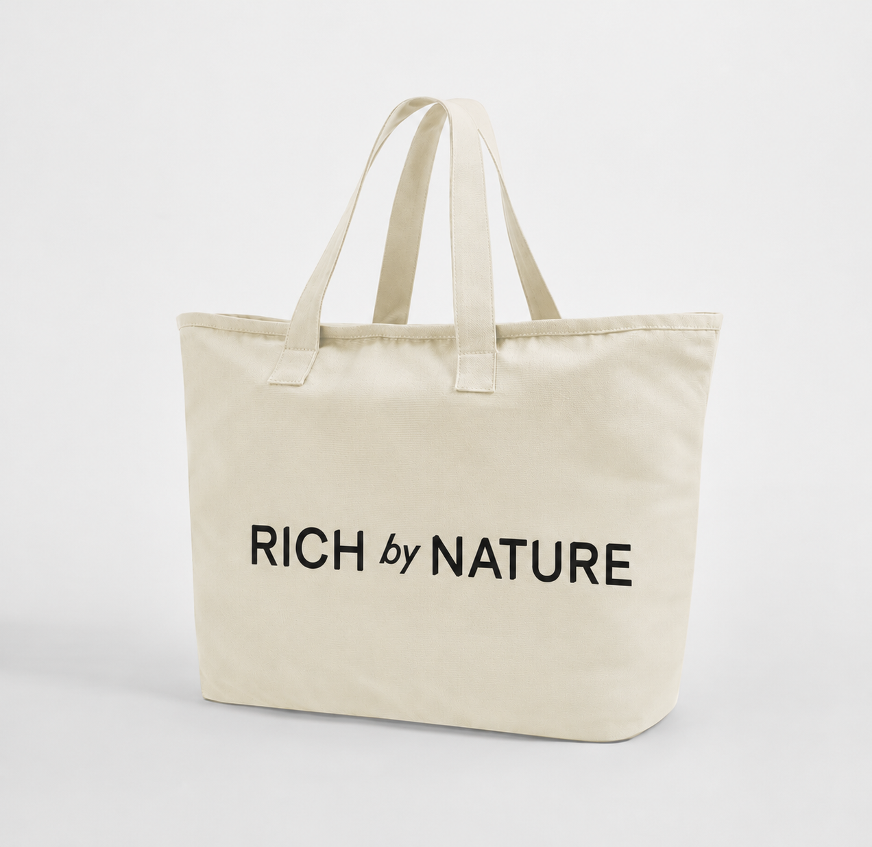 En hvit pose med teksten "RICH by NATURE"