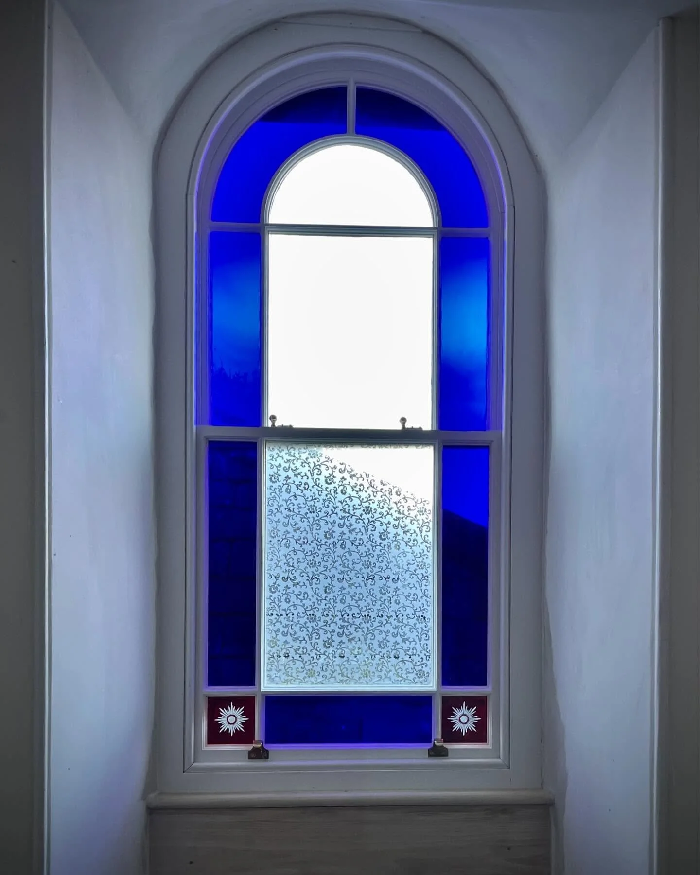 Arched window I made using handmade heritage cylinder glass. Painted in linseed oil paint from Brouns and Co - Project White. Made to be enjoyed for a lifetime. @knowsley_art_glass_ltd  @linseedpaint #heritagewindows