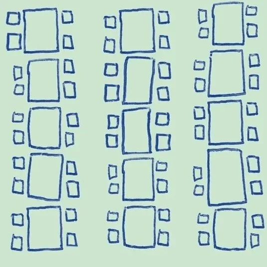 Im Dorfsaal in der Alten Schule stehen schöne Tische und Stühle aus Holz zur Verfügung, die frei im Raum platziert werden können.