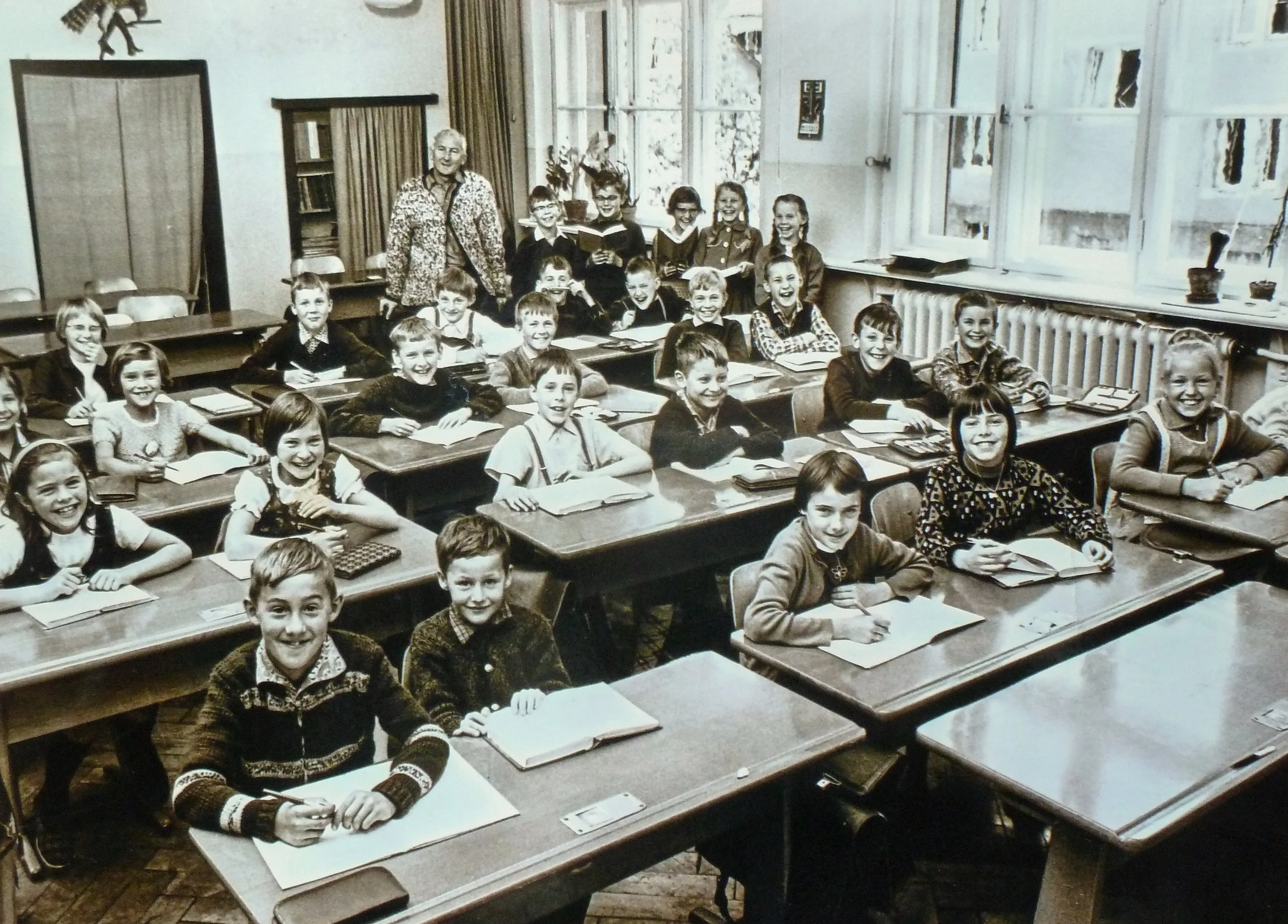 Schwarz-Weiß-Foto mit einer Schulklasse aus den 60er Jahren.