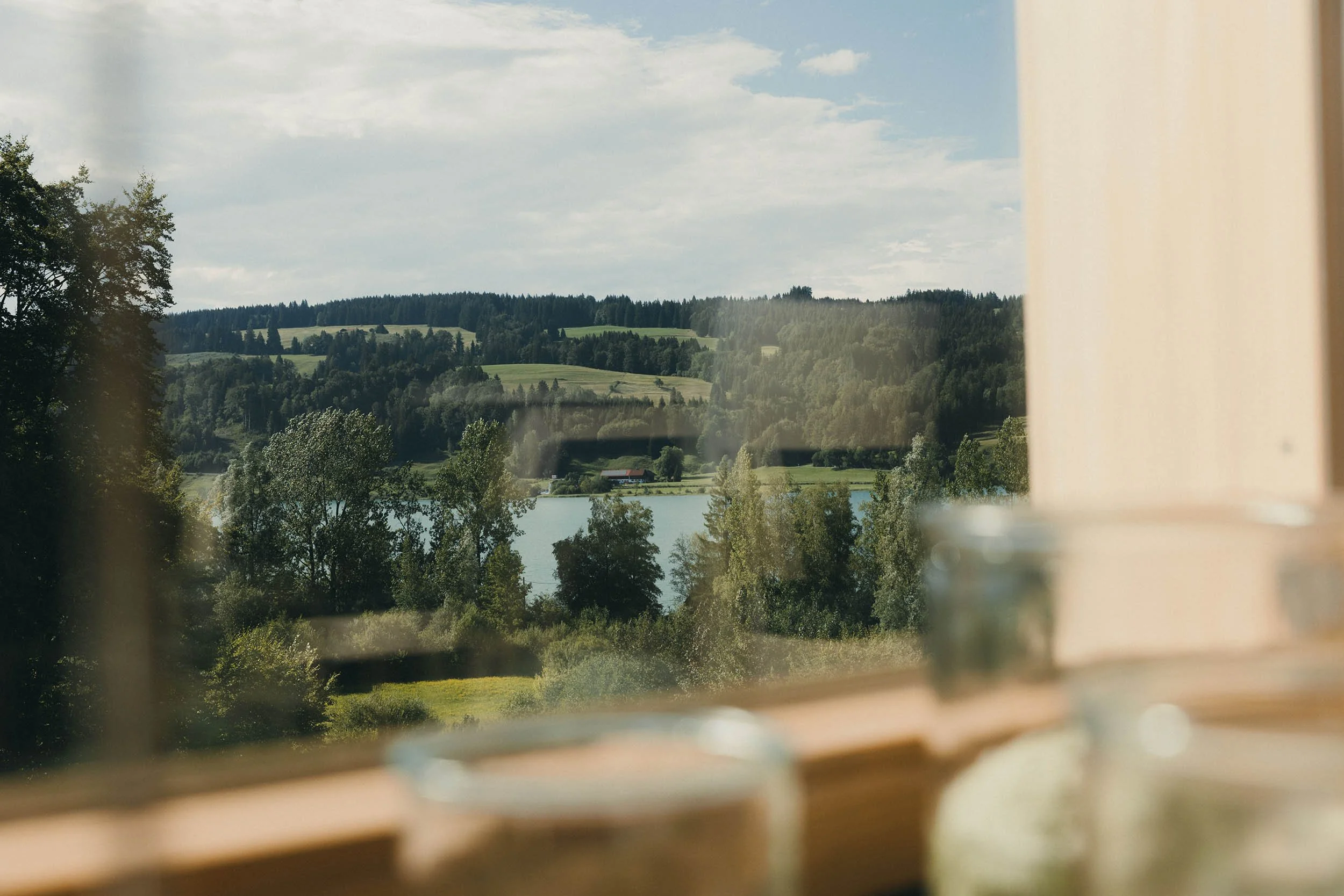 Aus dem Dorfsaal der Alten Schule in Bühl kann auf den schönen Alpsee geblickt werden. Zu Fuß ist der Alpsee in wenigen Minuten erreichbar.