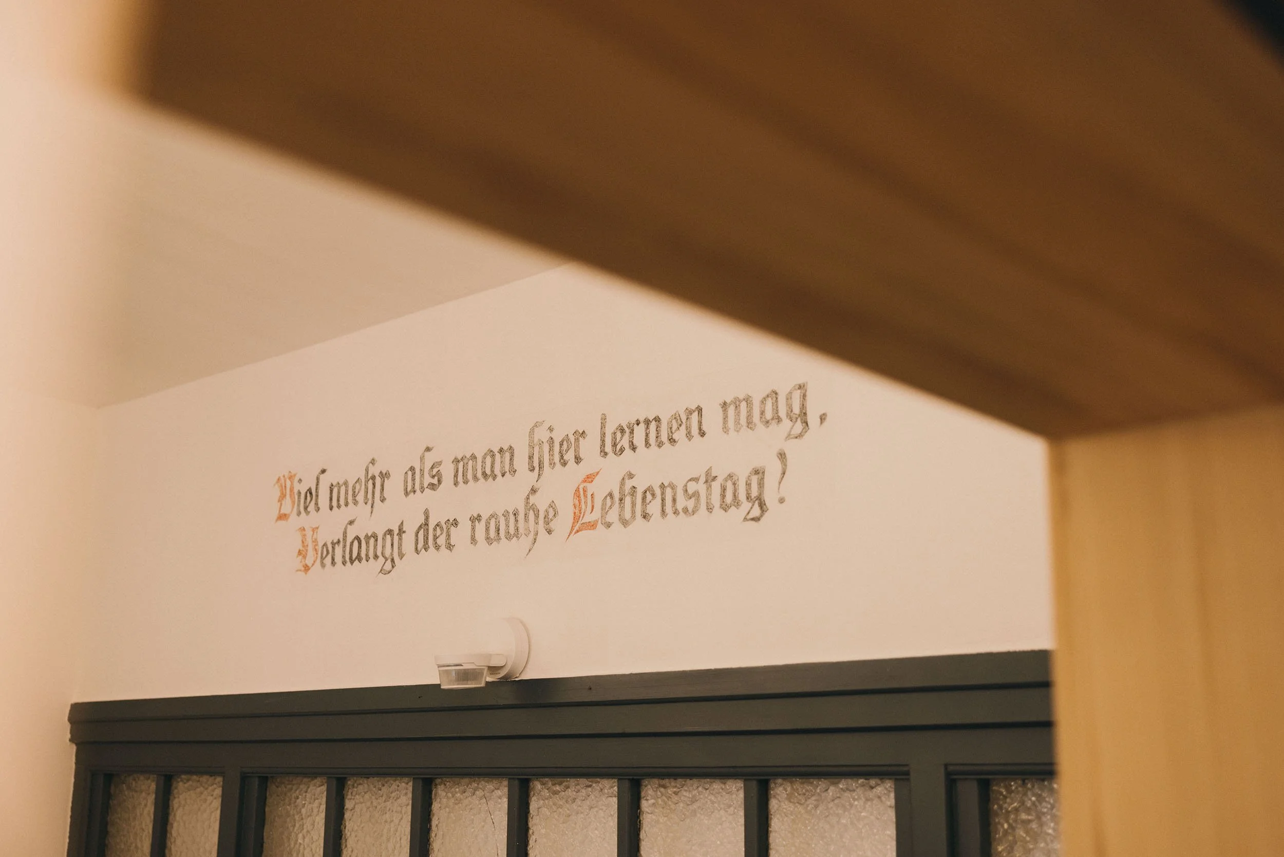 Ein Buch mit deutschem Text auf einer schwarzen Ablage