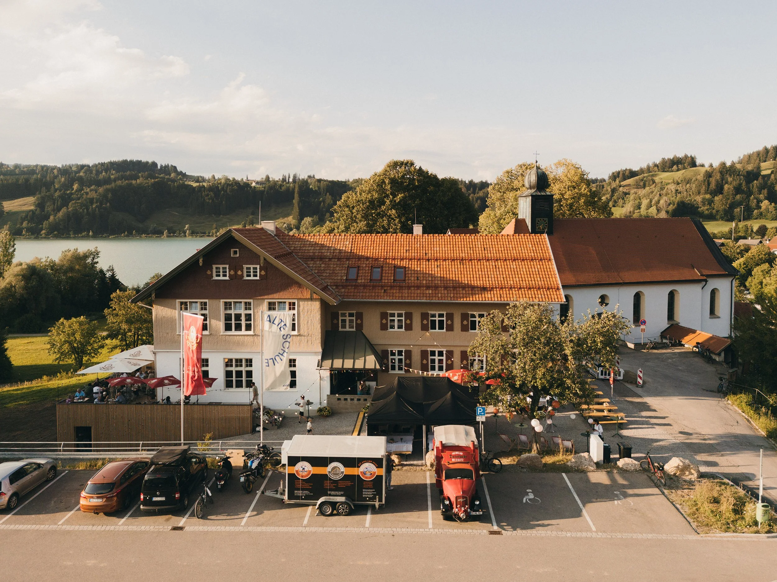 Die Alte Schule in Bühl am Alpsee. Der Parkplatz befindet sich direkt davor.