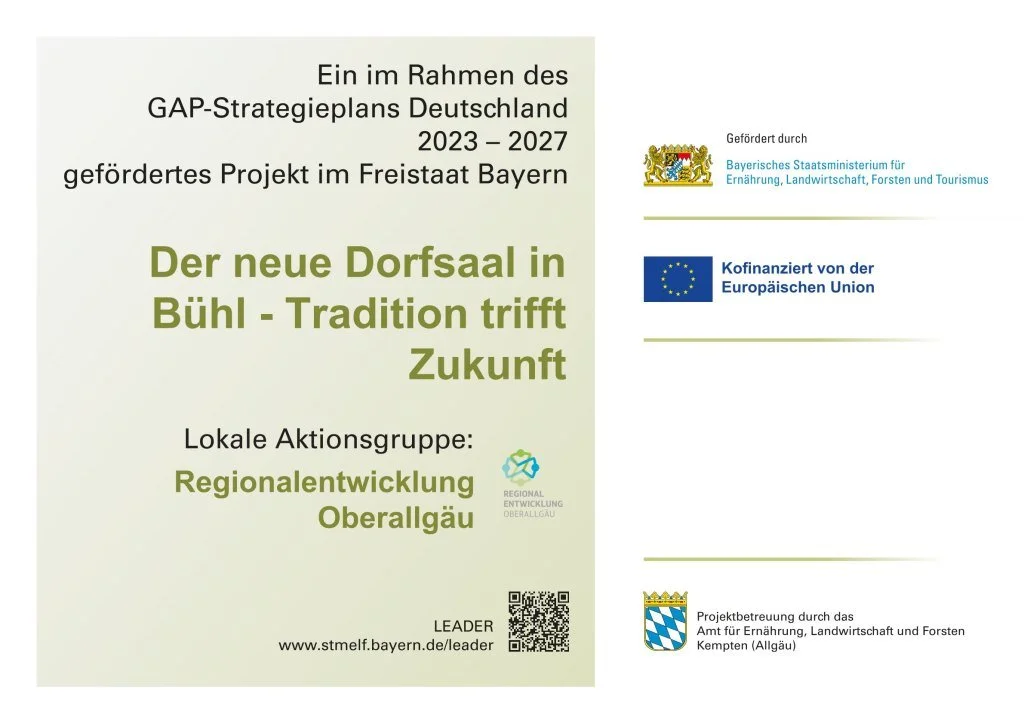 Titelbild eines Projektdokuments mit Text und Logos. Der Text beschreibt ein Projekt im Rahmen des GAP-Strategieplans Deutschland 2023-2027, gefördert vom Bayerischen Staatsministerium und der Europäischen Union, zum Bau eines Dorfgas in Bühl – Tradition trifft Zukunft, mit Fokus auf regionale Entwicklung Oberallgäu.