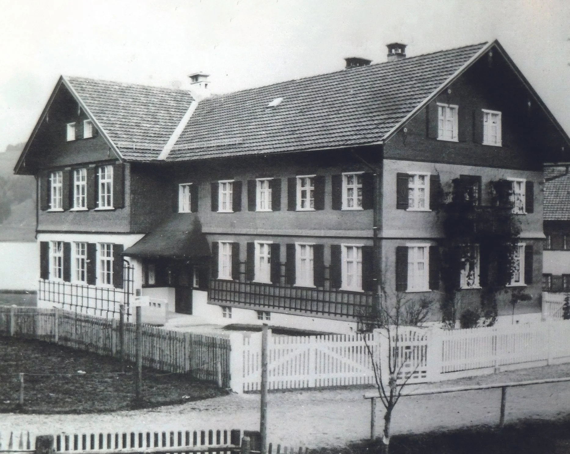 DAS GEBÄUDE MIT ANBAU