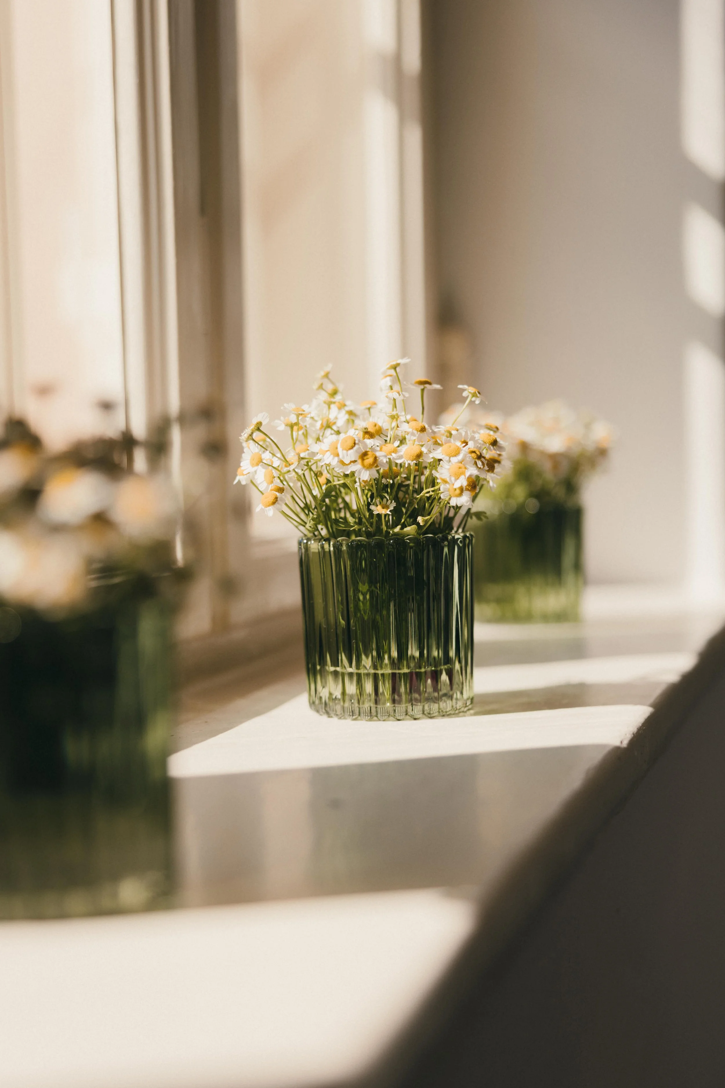 Schöne Dekoration mit Blümchen im Dorfaal.