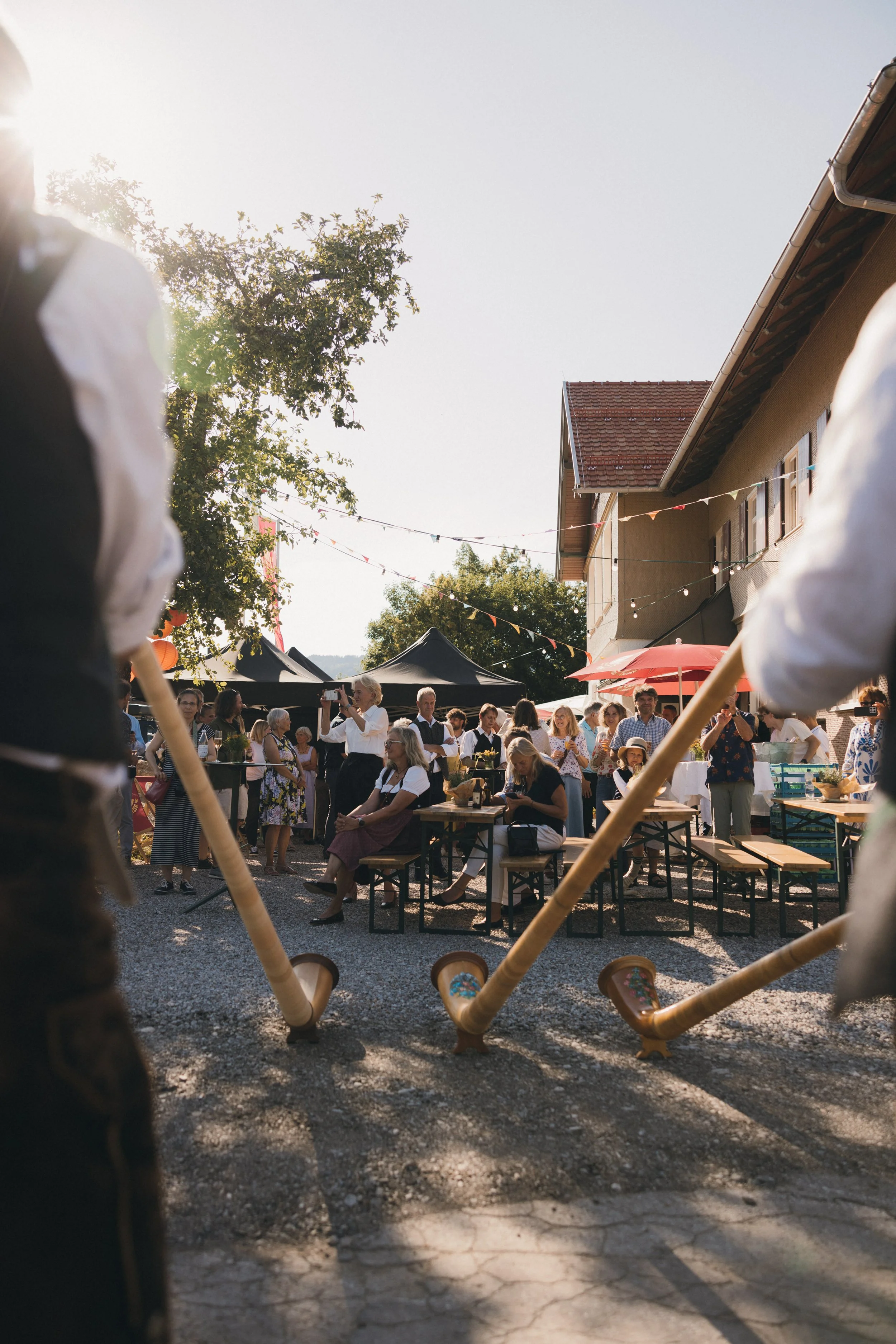 Festliche Osterdekoration mit bunten Eiern und Menschen im Freien bei sonnigem Wetter.