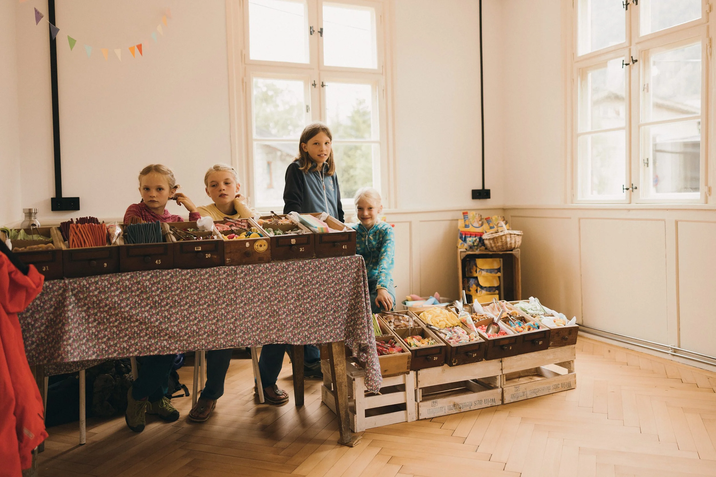 Bei der Eröffnung der Alten Schule in Bühl haben sich Kinder und Erwachsene über alt bekannte Süßigkeiten gefreut.